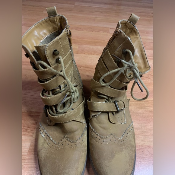 Tan Wingtip Brogue Buckle Combat Boots | Side Zip | Size 39 (US 8/8.5) - Picture 15 of 15